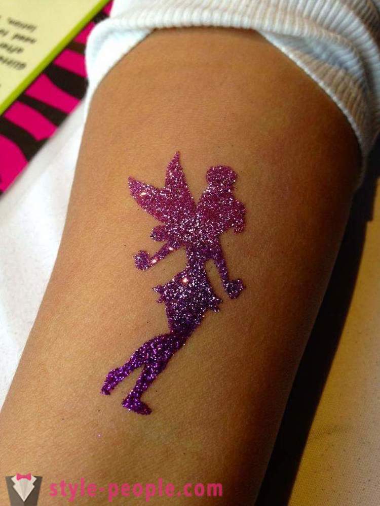Qu'est-ce glitter-tatouage? Comment faire un tatouage.