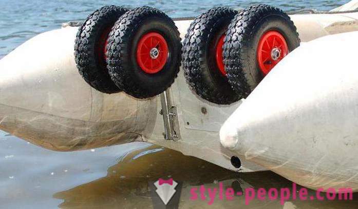 Comment roues de traverse pour les bateaux en PVC avec leurs mains
