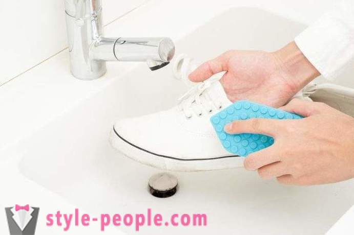 Comment blanchir vos baskets blanches à la maison? conseils utiles
