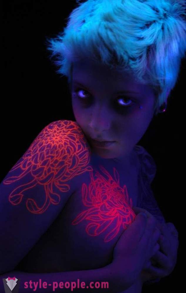 Les tatouages ​​qui sont visibles uniquement sous lumière UV