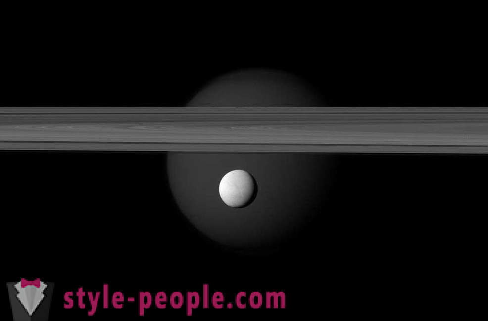 Sixième satellite de Saturne dans la lentille