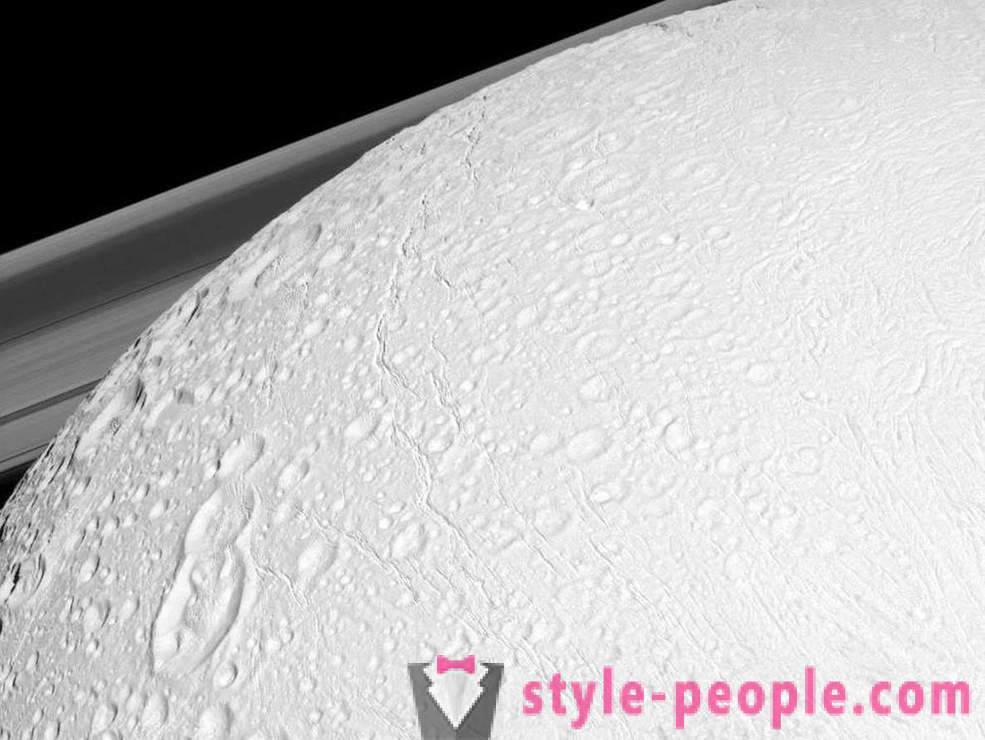 Sixième satellite de Saturne dans la lentille