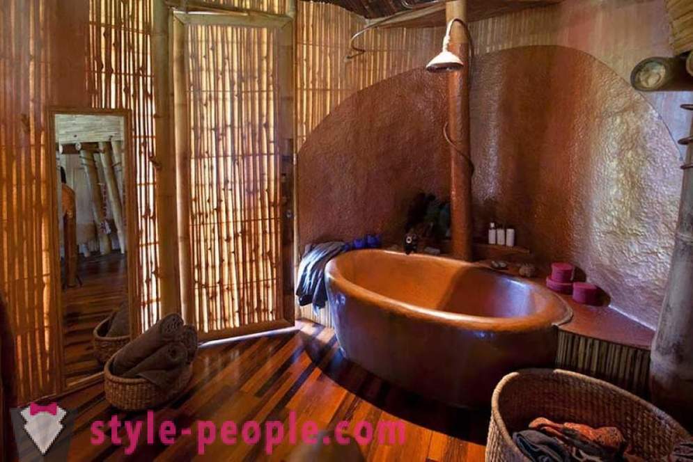 Elle a quitté son emploi, est allé à Bali et a construit une luxueuse maison de bambou
