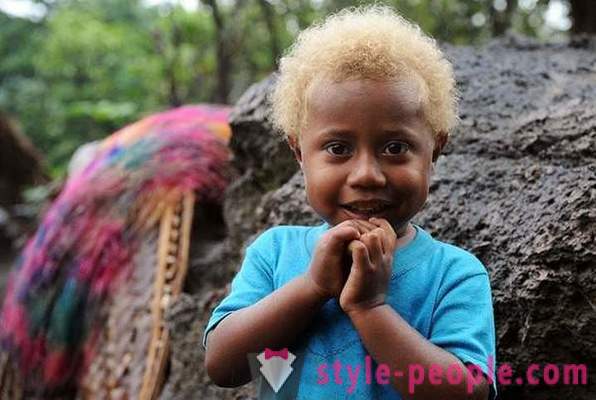 L'histoire des habitants noirs de Mélanésie avec les cheveux blonds