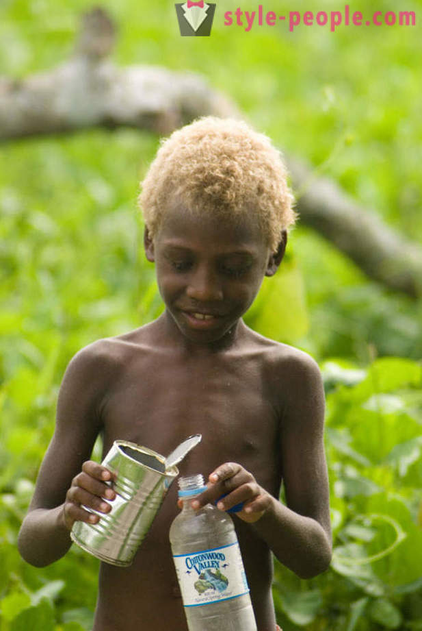 L'histoire des habitants noirs de Mélanésie avec les cheveux blonds