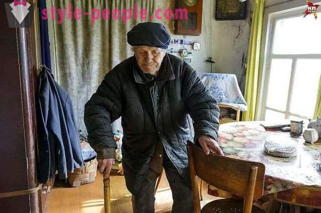 Âgé de 85 ans professeur de village a accumulé sur la maison, mais il a donné l'argent aux orphelins