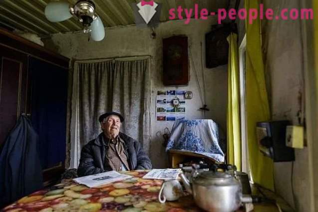 Âgé de 85 ans professeur de village a accumulé sur la maison, mais il a donné l'argent aux orphelins
