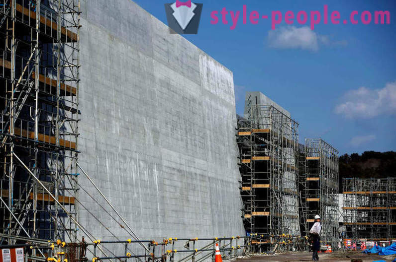 Côte du Japon, le tsunami a endommagé en 2011, protégé le mur de 12 mètres