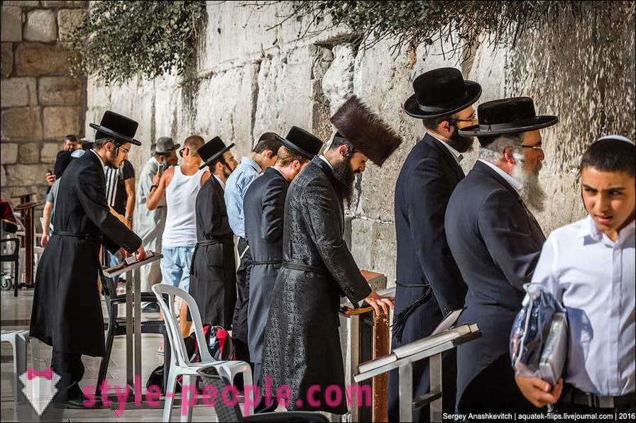 Pourquoi les juifs religieux portent des vêtements spéciaux