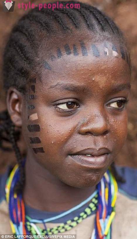 En Afrique, les cicatrices ornent non seulement les hommes