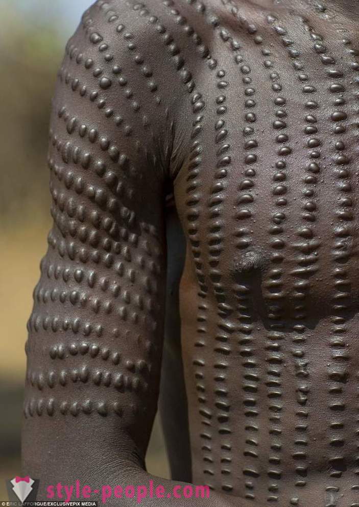 En Afrique, les cicatrices ornent non seulement les hommes