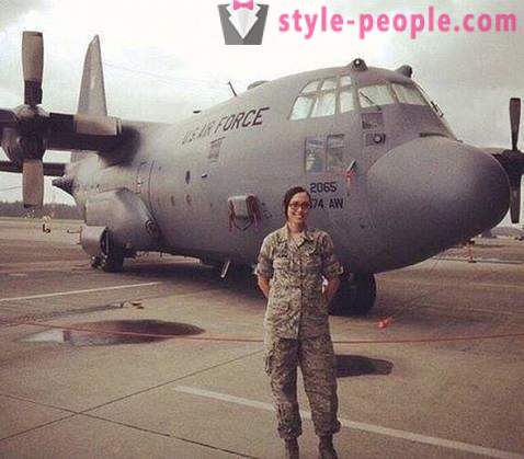 Kerissa Littlejohn - membres de l'US Air Force, qui est un modèle professionnel, et titulaire d'une maîtrise