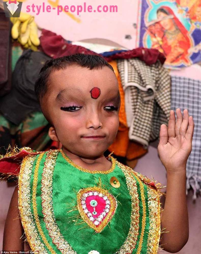 Le village indien est vénéré garçon avec une tête déformée comme un dieu Ganesha