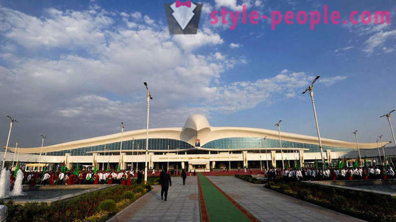 Le Turkménistan a ouvert l'aéroport sous la forme d'un faucon volant