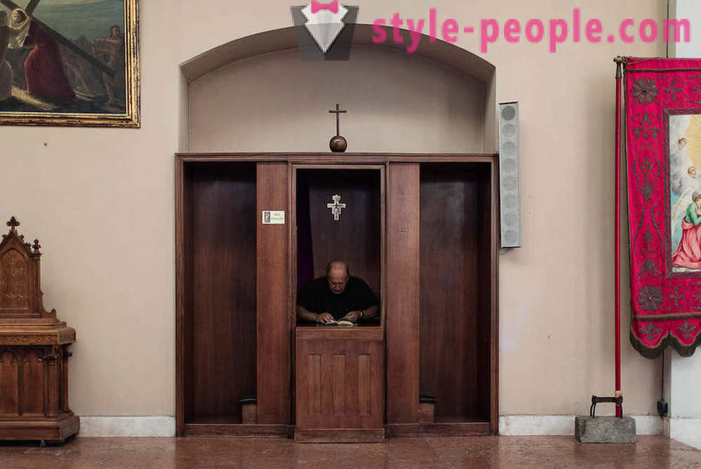 Confessionnaux dans l'église italienne. Le photographe Marcella Hakbardt
