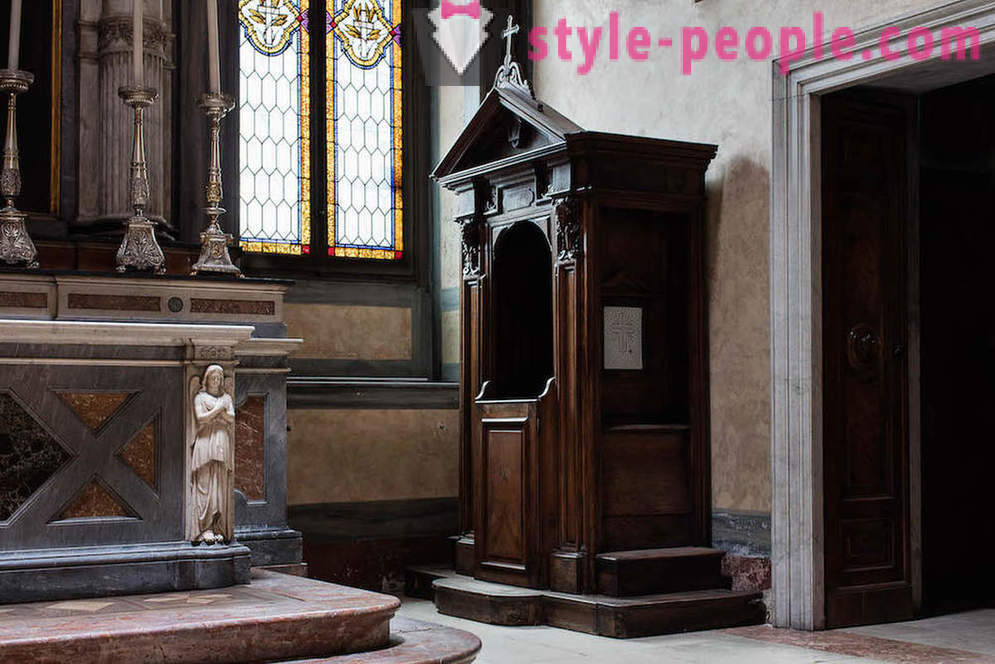 Confessionnaux dans l'église italienne. Le photographe Marcella Hakbardt