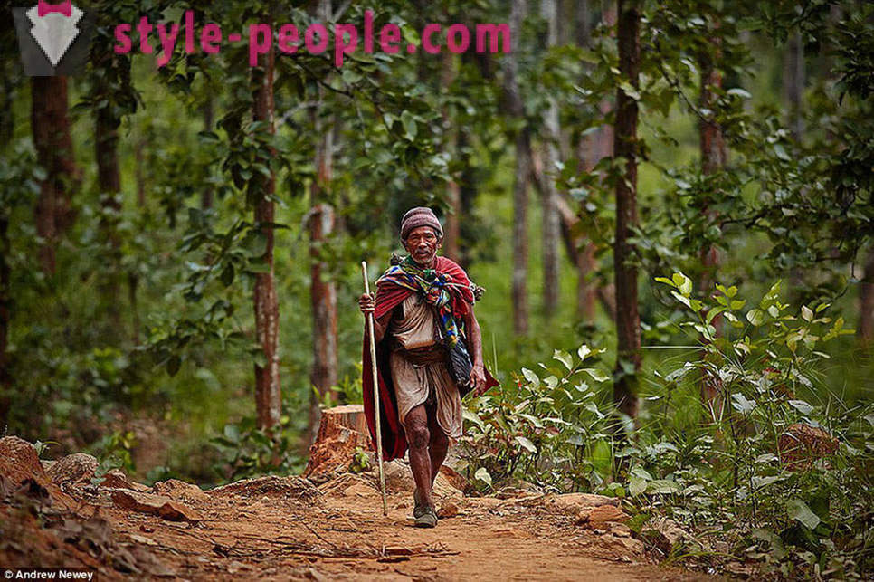 Les derniers chasseurs-cueilleurs: la vie d'une tribu primitive au Népal