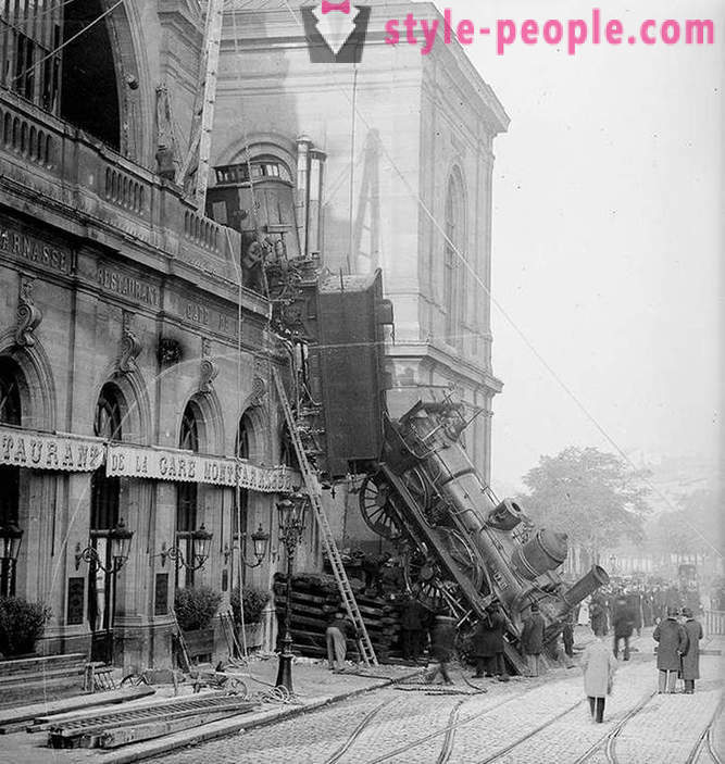 Épave de train à la gare Montparnasse en 1895