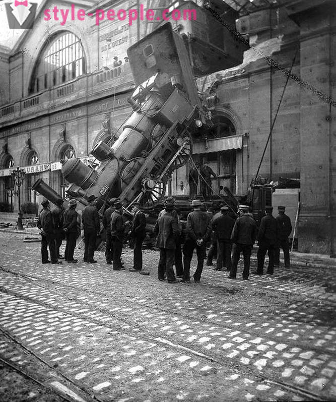 Épave de train à la gare Montparnasse en 1895