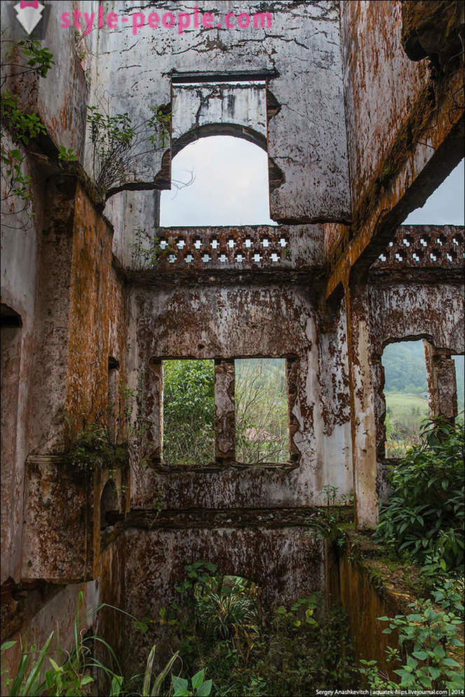 Abandonné maison d'hôtes féminine française au Vietnam