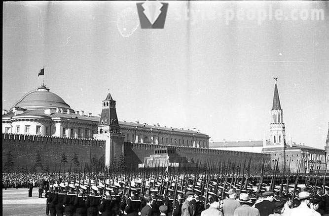 Le défilé sur la Place Rouge le 1er mai 1951