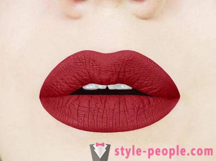Rouge à lèvres rouge foncé: à qui accepter les règles applicables