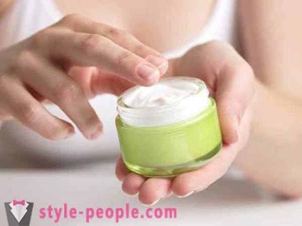Comment choisir une crème visage pour peau sèche: conseils et commentaires esthéticiens