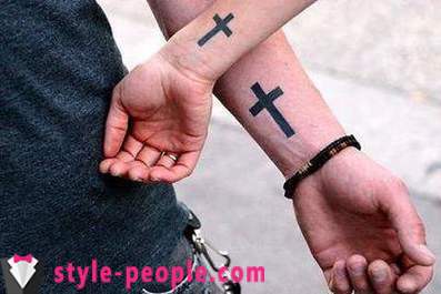 Tatouage croix sur son bras. sa valeur