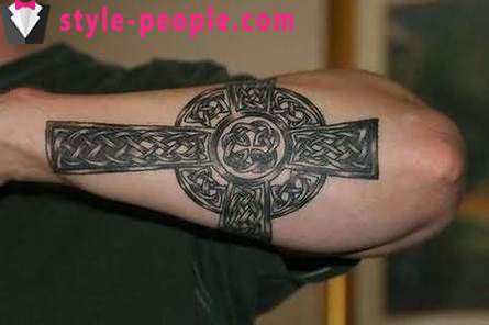 Tatouage croix sur son bras. sa valeur