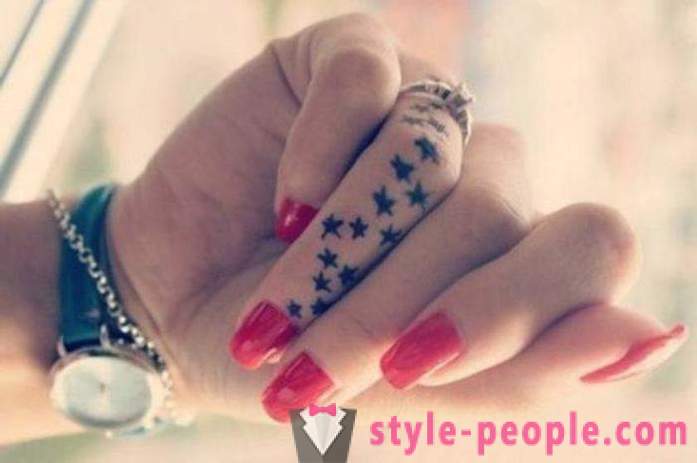 Les tatouages ​​sur les doigts - une tendance de la mode!
