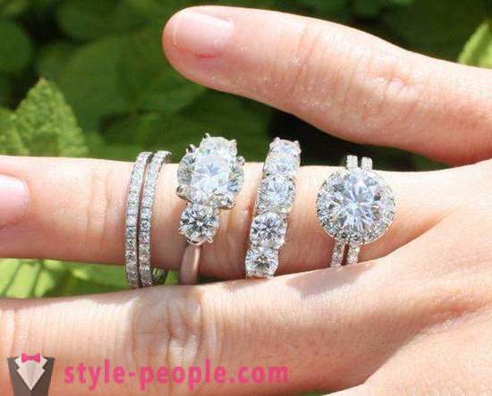 À un certain doigt porter une bague de fiançailles? Les anneaux de fiançailles: photo