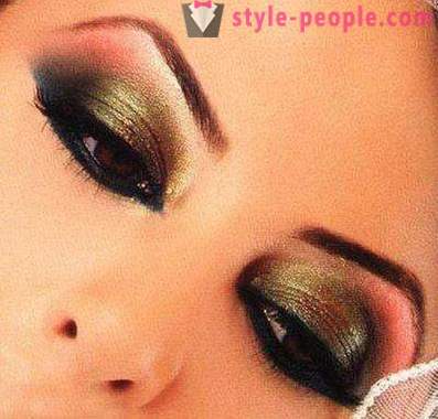 Maquillage arabe comme un moyen de mettre en évidence leur attractivité et de la sexualité