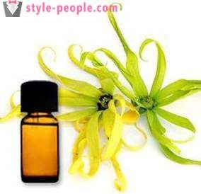 L'huile essentielle de ylang-ylang aidera votre peau du visage et les cheveux pour être parfait